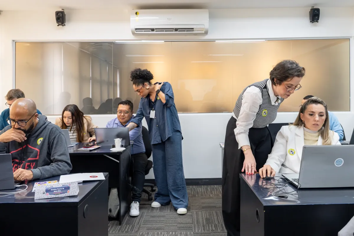 Mentoras acompanhando participantes durante a prática