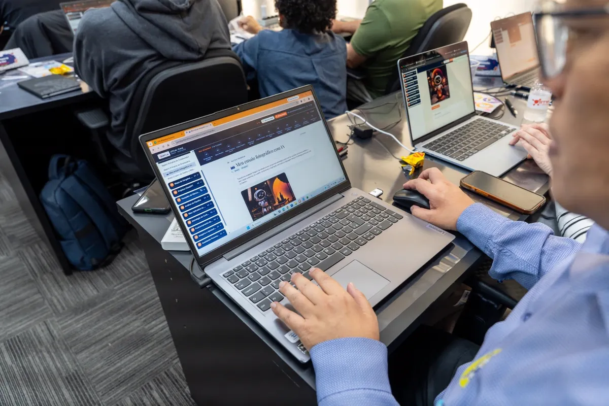 Participante navegando no portal do GPTLab
