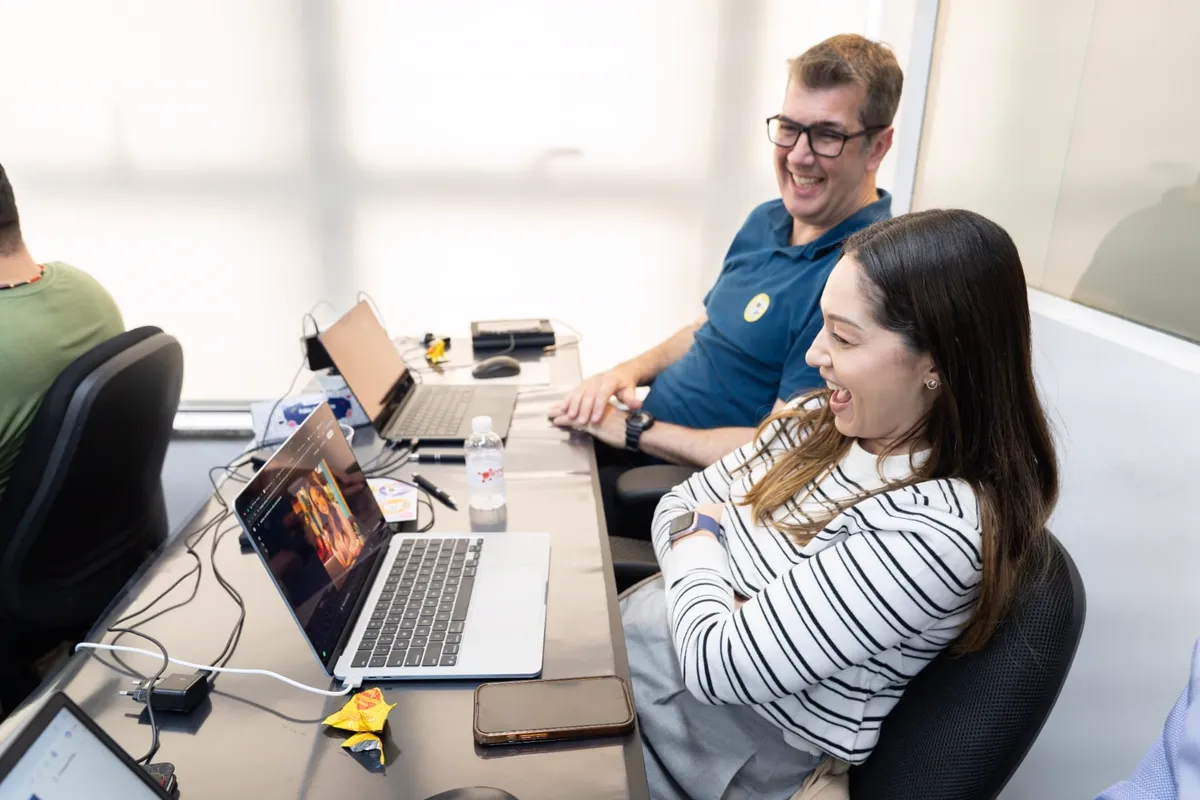Participantes sorrindo durante a prática