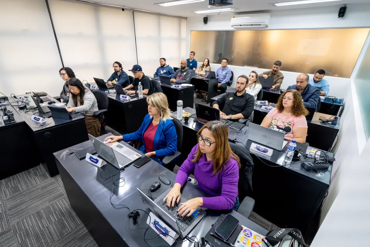 Sala cheia de empresários no GPTLab São Paulo